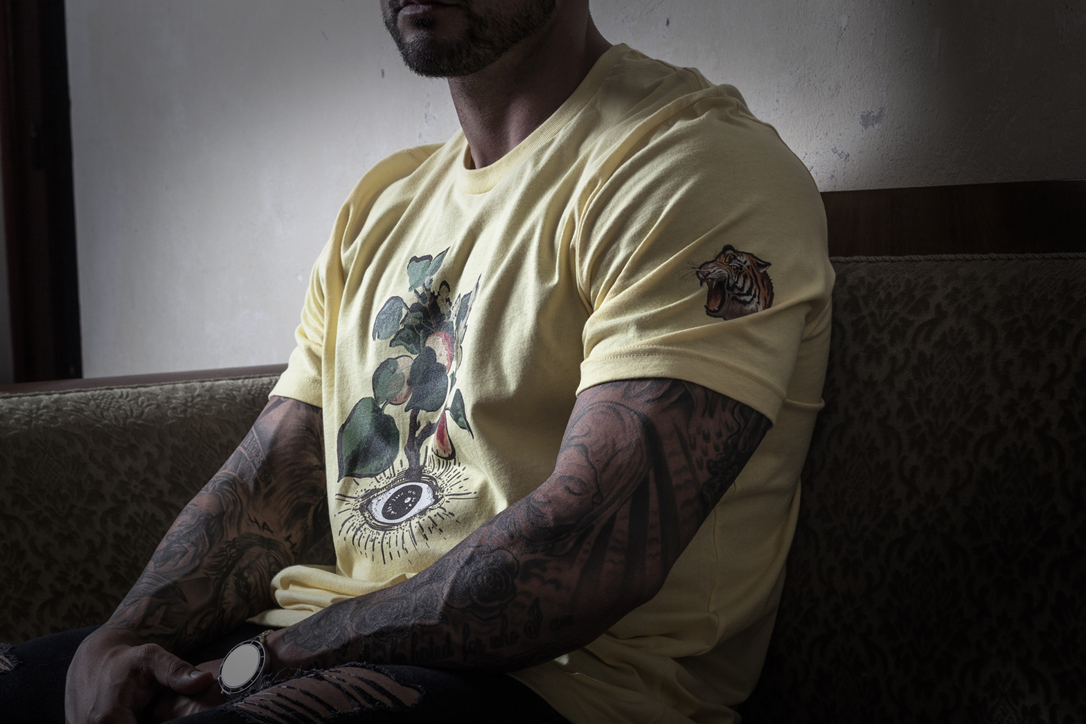 Luxury high fashion yellow men t-shirt italian style eye flower peach mystic tiger